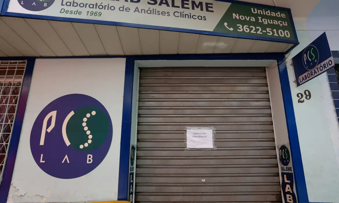 Mulher é presa por envolvimento em caso de HIV em transplantados, no Rio