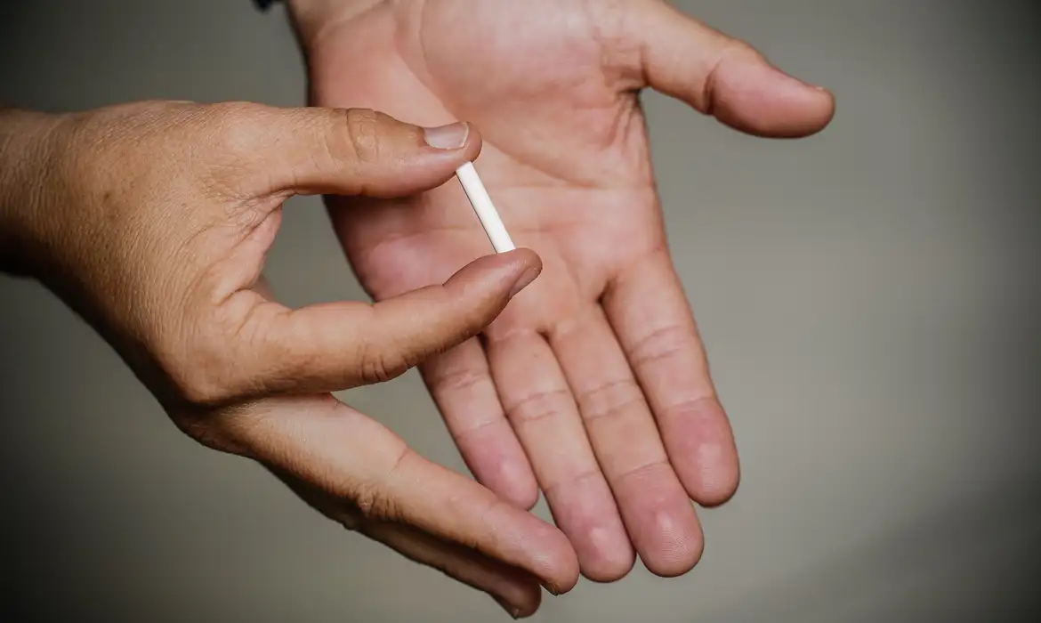 Anvisa atualiza regras sobre implantes hormonais e proíbe uso para fins estéticos