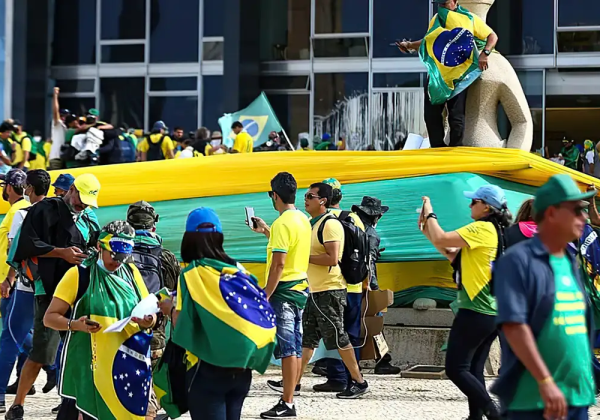 Justiça da Argentina ordena prisão de 61 foragidos dos ataques em 8 de janeiro no Brasil