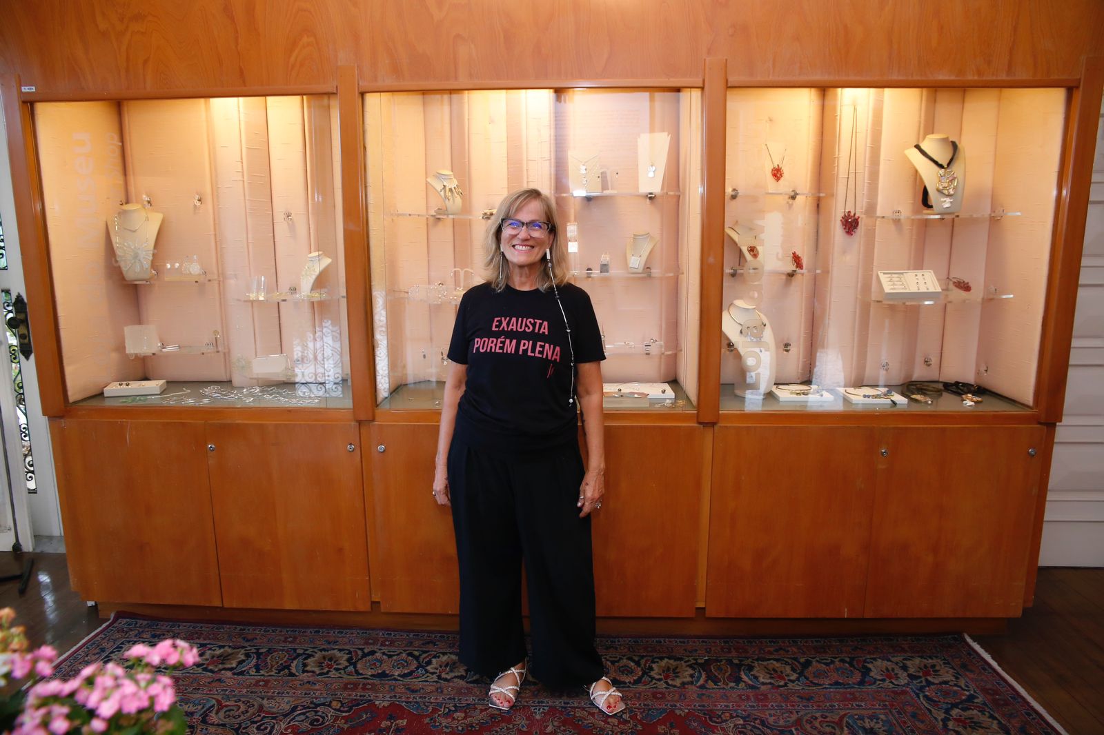 Designer Leticia Costa exibe suas criações em exposição no Shopping Barra