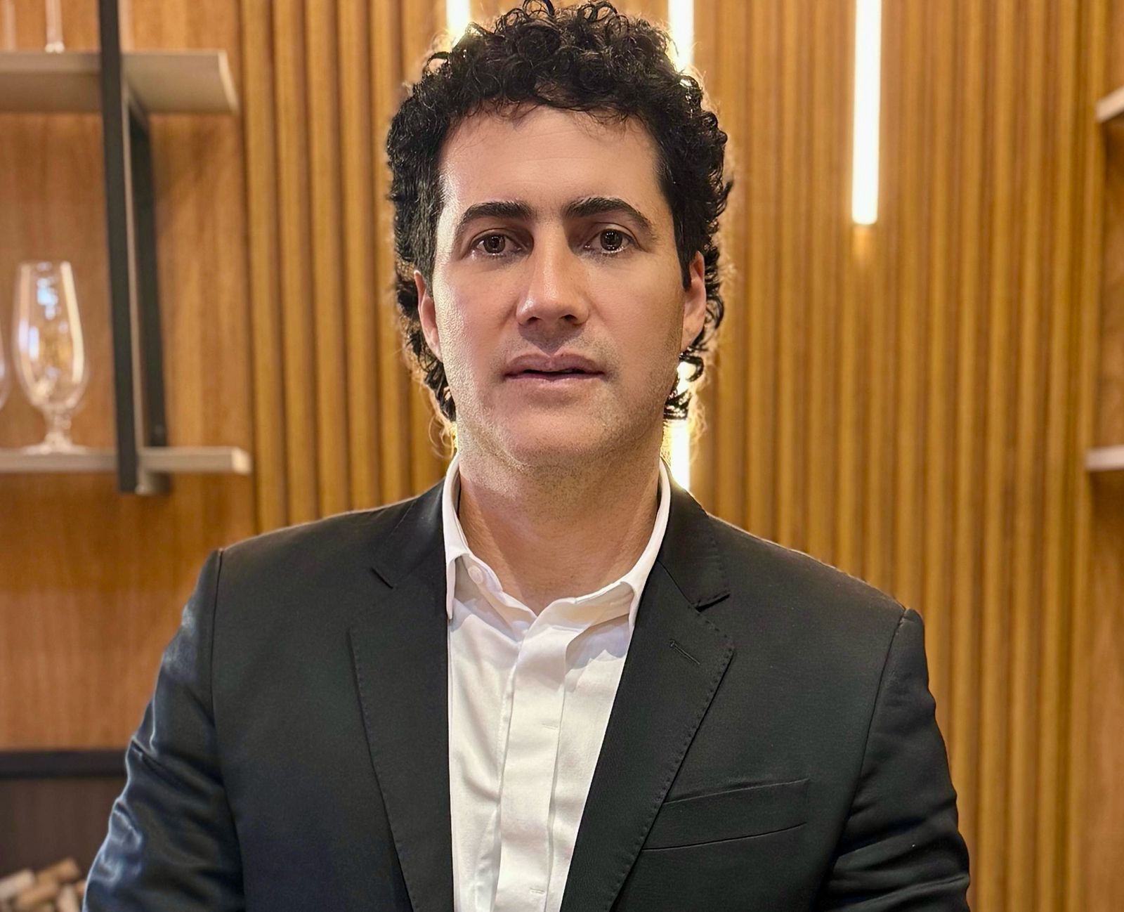 Murilo Rocha celebra recorde de vendas da imobiliária Lopes Bahia