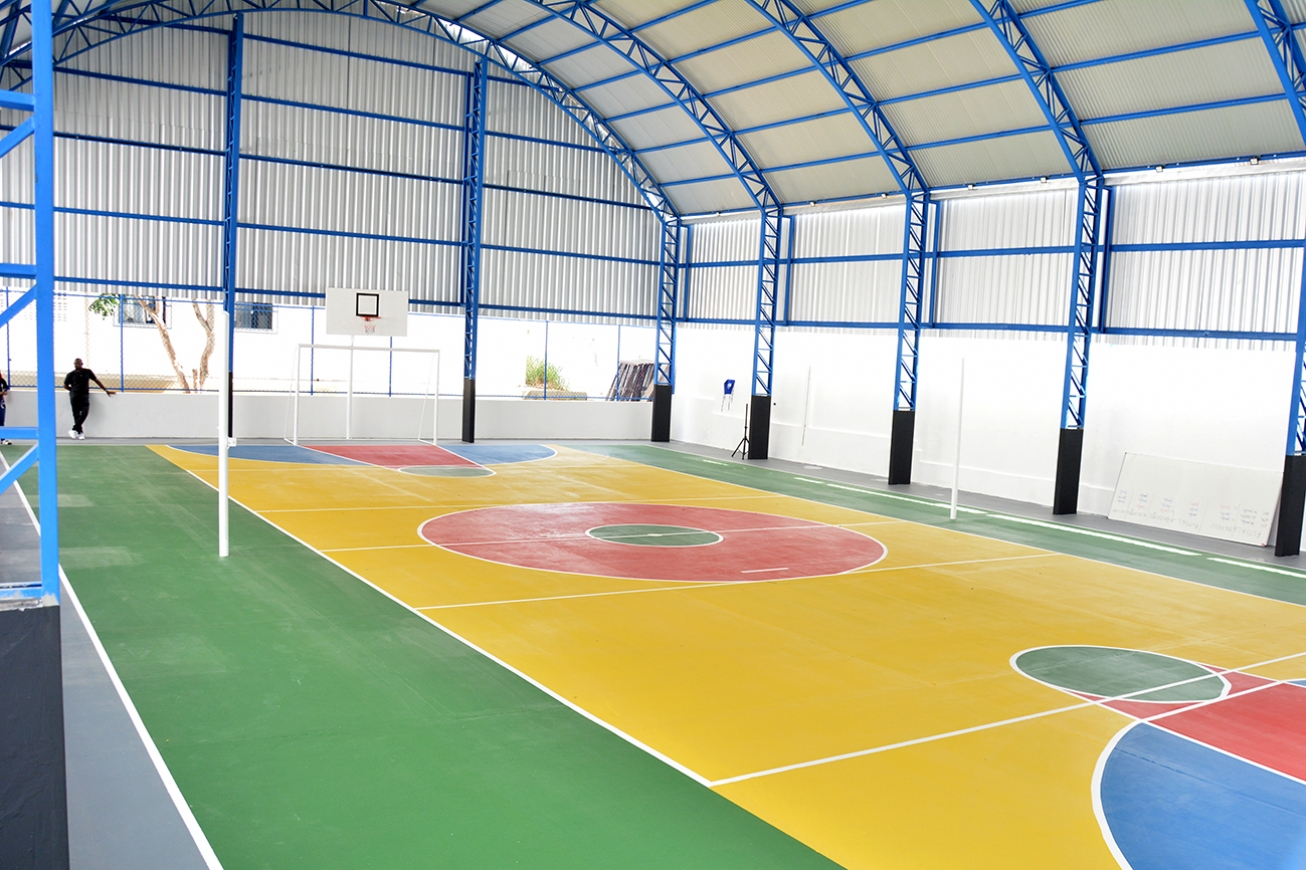 Prefeitura de Feira entrega duas quadras poliesportivas em escolas de Humildes