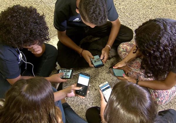 Senado aprova lei que proíbe o uso de celulares nas escolas