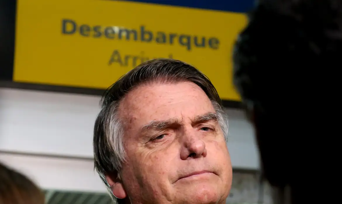 Moraes nega devolução do passaporte de Bolsonaro, citando possibilidade de fuga
