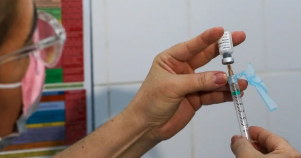 Vacina contra chikungunya mantém alta proteção em adolescentes, aponta estudo no Brasil