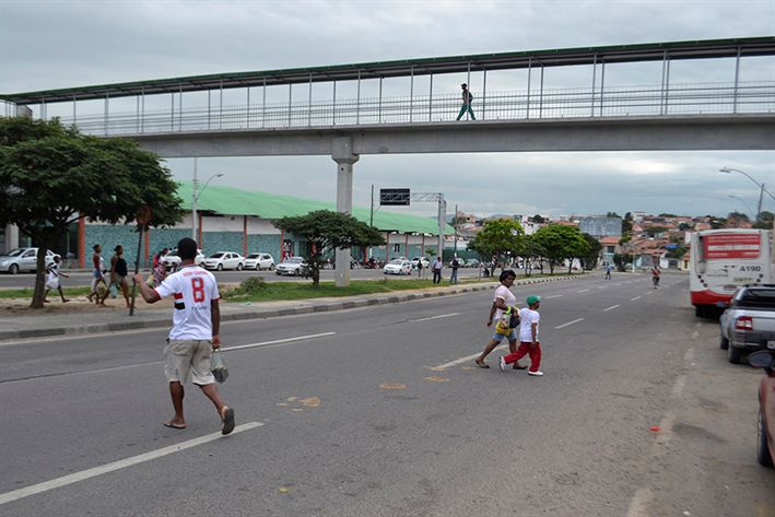 Crônica da passarela solitária