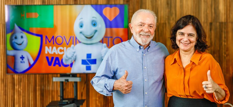 Lula anuncia acordo de produção nacional de vacinas contra dengue, ao lado da ministra Nísia Trindade