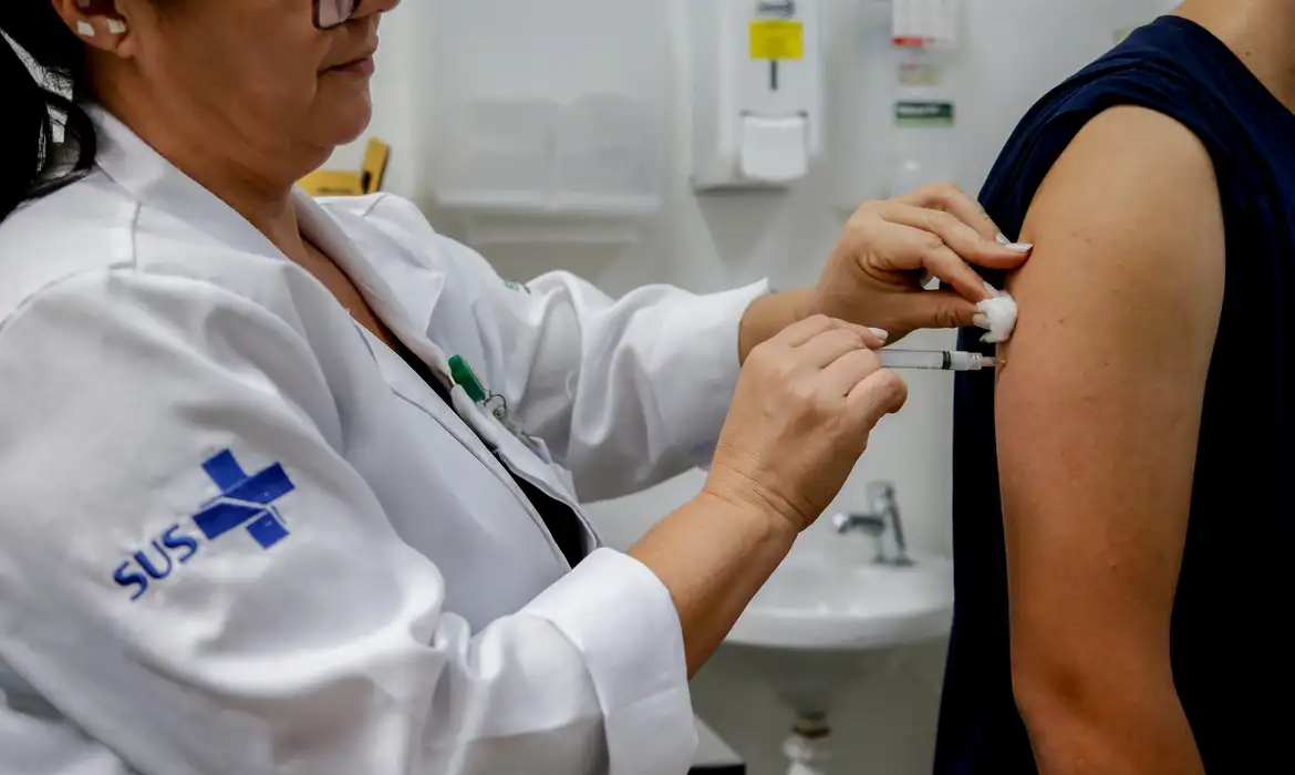 Ministério da Saúde amplia idade para recebimento de vacinas contra a dengue próximas ao vencimento