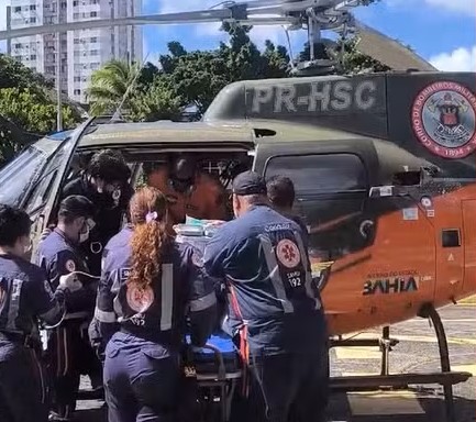 Após coice na cabeça, criança é transferida, de helicóptero, a Salvador