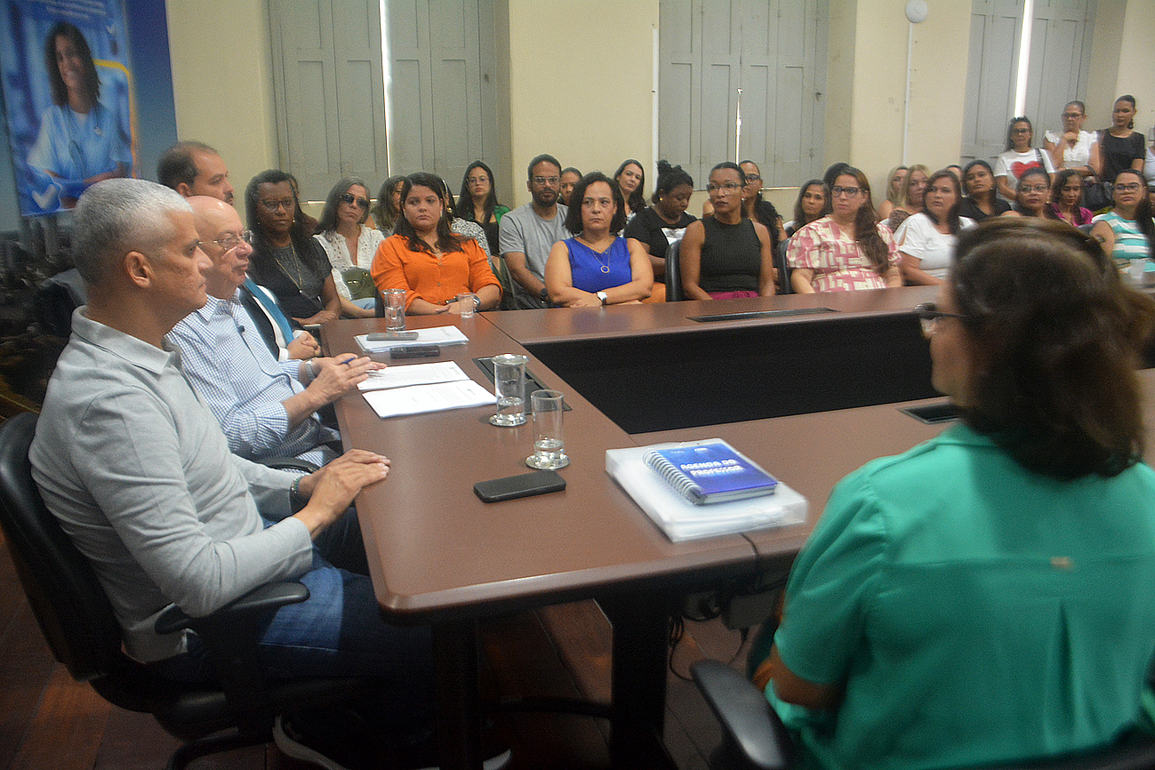 José Ronaldo assina enquadramento de 118 professores da rede municipal