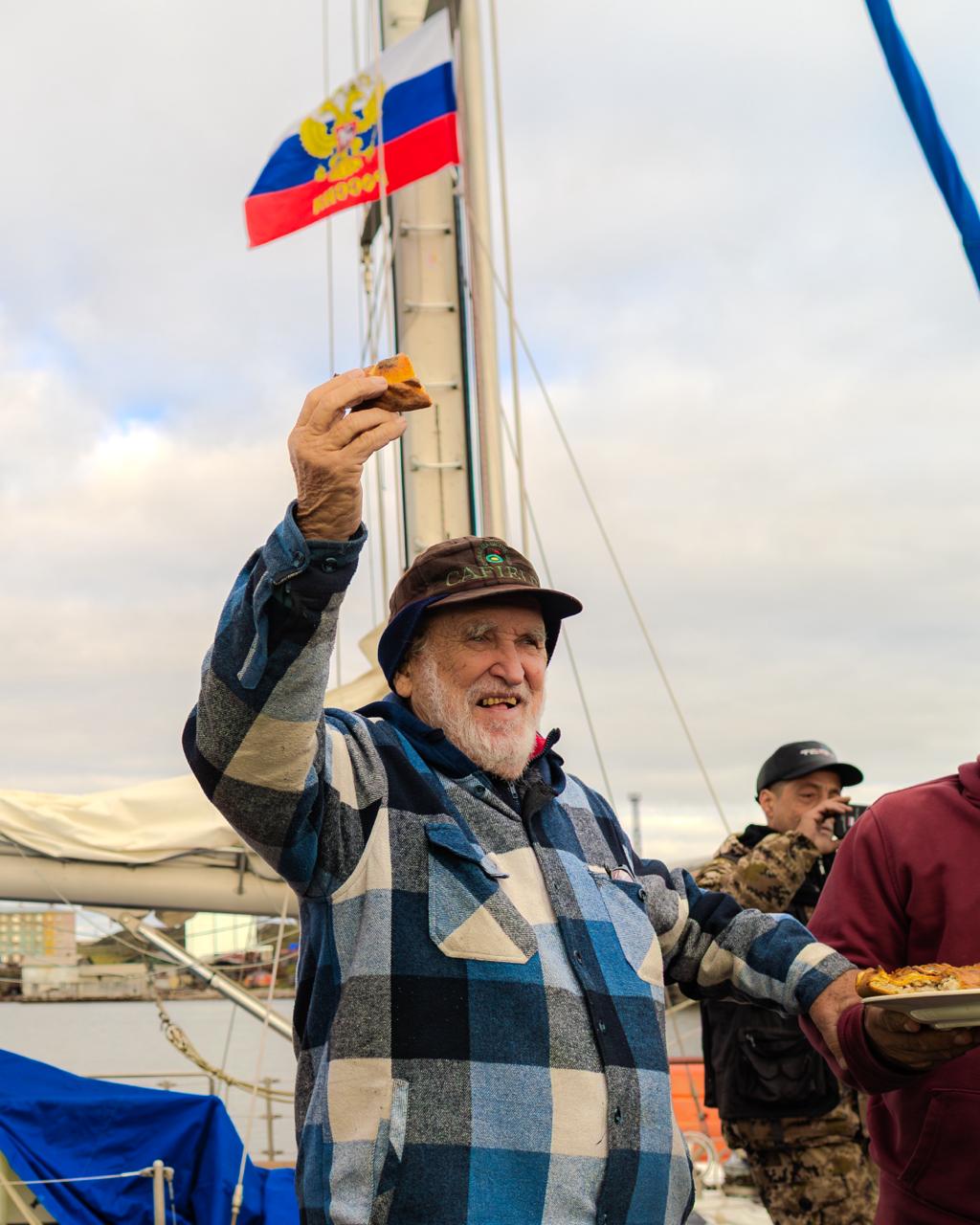 Aleixo Belov é homenageado em Dikson durante expedição inédita pela Passagem Nordeste