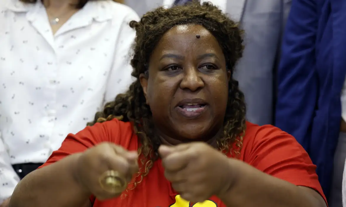 Após reunião com famílias, no Rio de Janeiro, ministra dos Direitos Humanos promete perícia independente