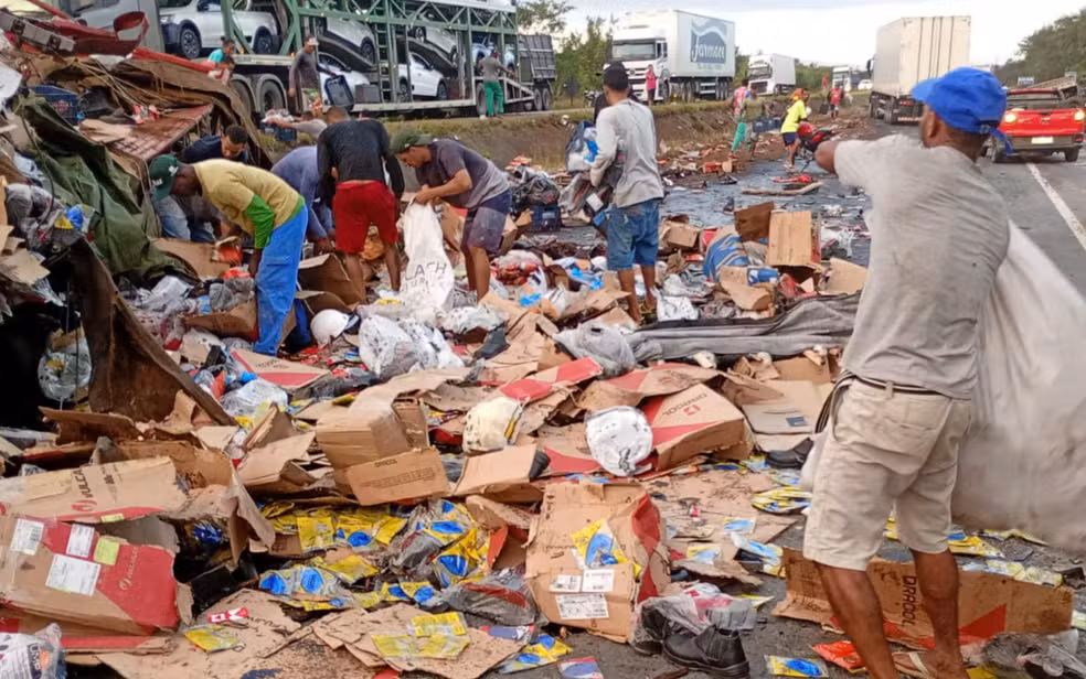 Batida entre caminhões deixa dois mortos na BR-116; cargas foram saqueadas