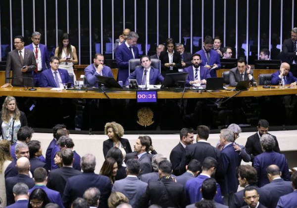 Câmara aprova isenção do Imposto de Renda para quem ganha até R$ 5 mil