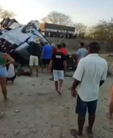 Carreta tomba, no Norte da Bahia, matando criança de 2 anos; outras 3 pessoas da mesma famÃlia ficaram feridas