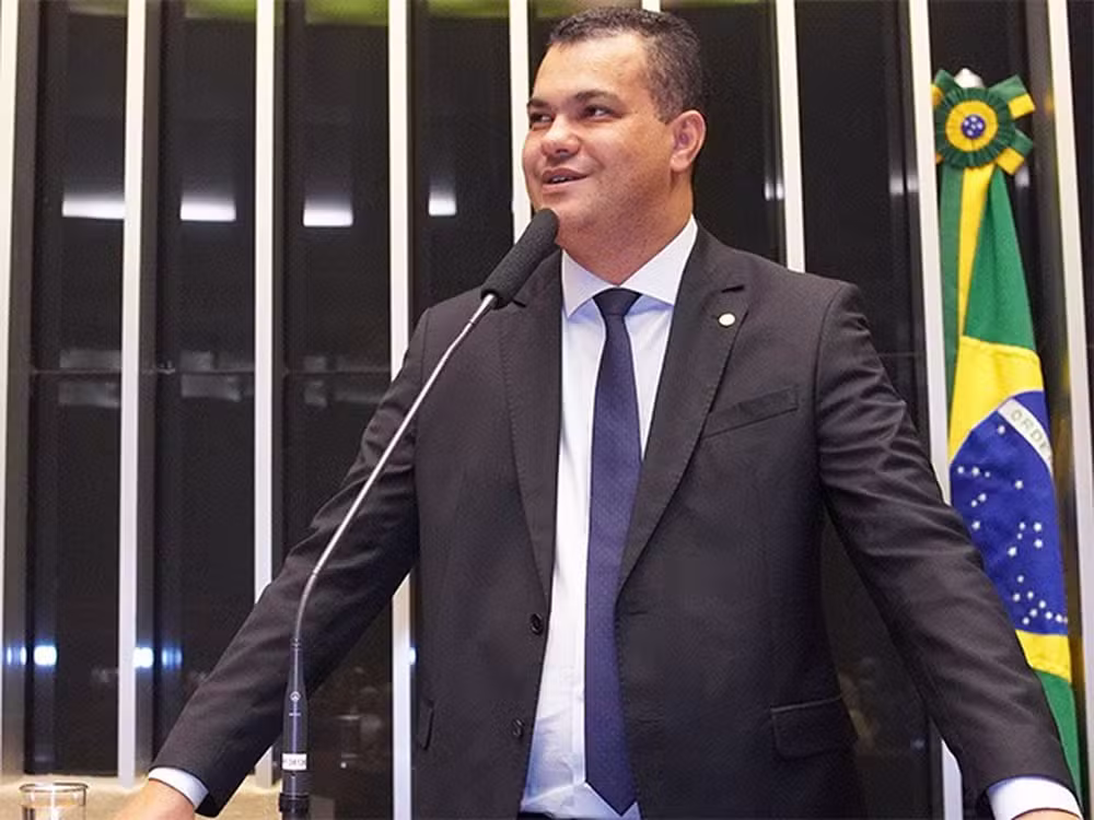 Deputado federal tem celular apreendido, no Aeroporto de Salvador, durante operação da PF