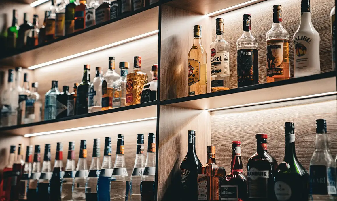 Deputados aprovam regime de urgência para proposta que torna hediondo crime de falsificação de bebidas