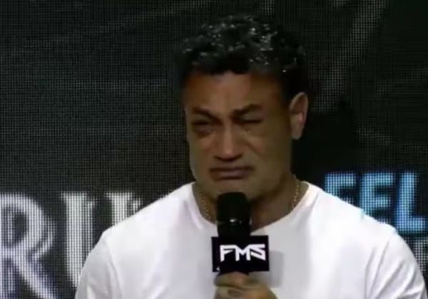 Emocionado, Popó anuncia aposentadoria do boxe após confusão em luta com Wanderlei Silva