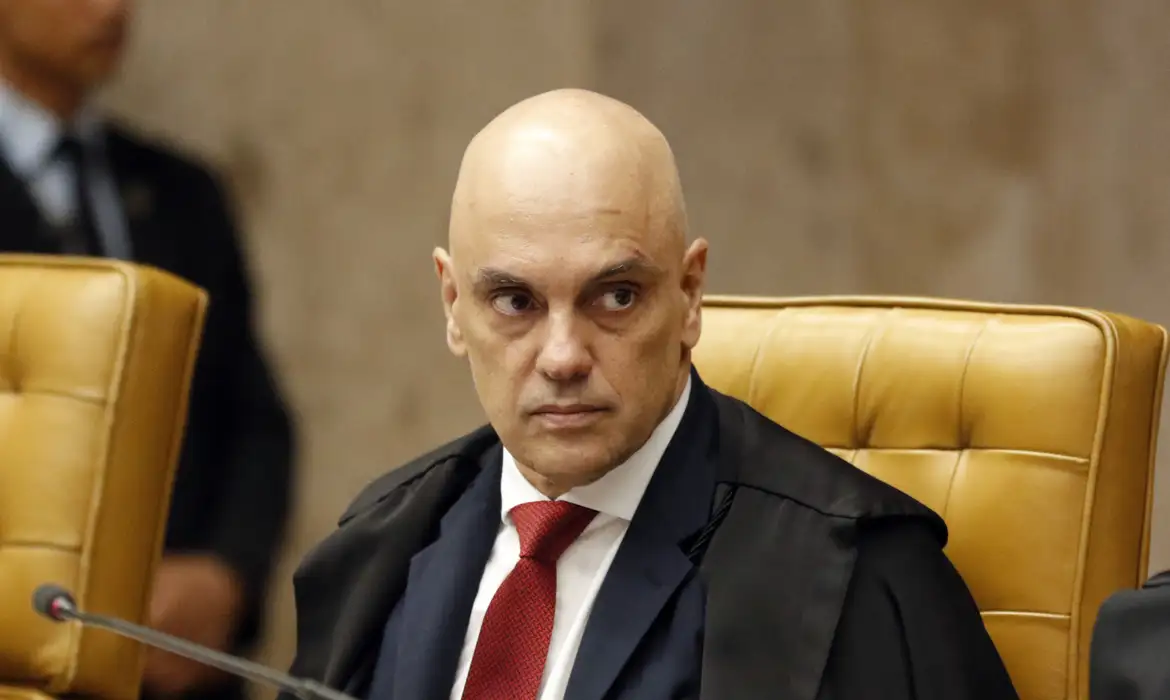 Moraes pede que Filipe Martins explique perda do sinal da tornozeleira
