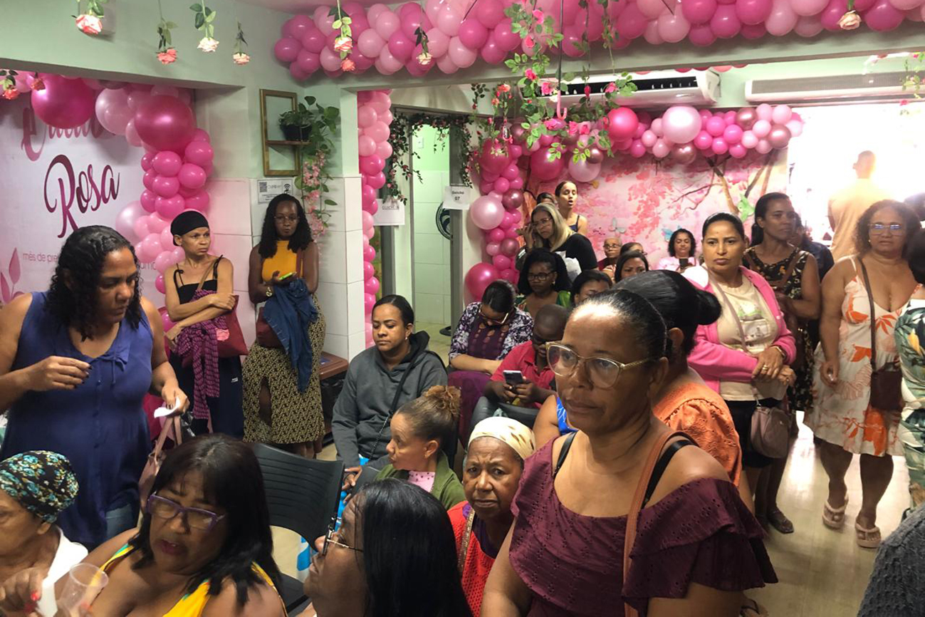 Outubro Rosa mobiliza cerca de 2 mil mulheres em Feira de Santana no primeiro dia da campanha