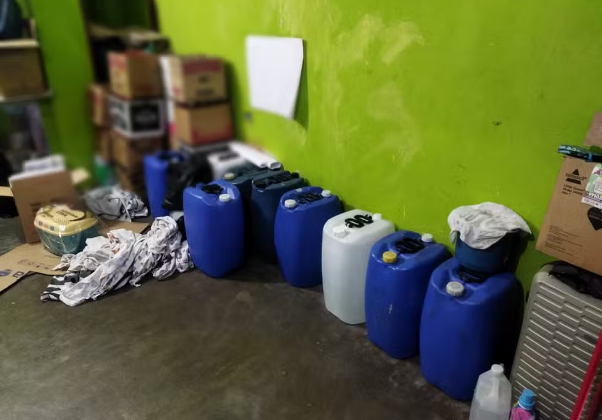 Polícia Civil fecha fábrica clandestina de bebidas adulteradas após mortes por metanol em São Paulo