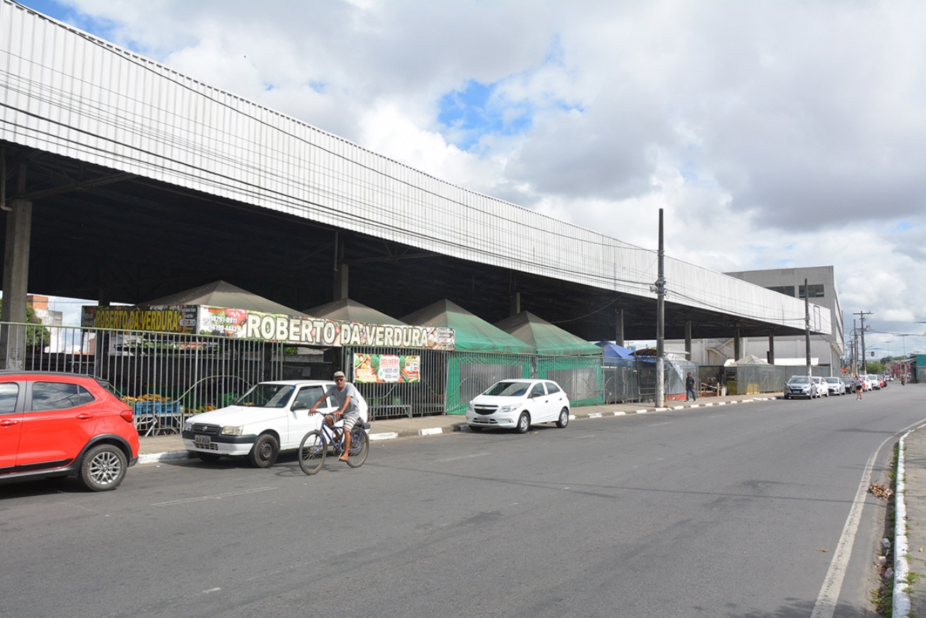 Prefeitura de Feira conclui reforma do telhado da Feira Livre da Estação Nova