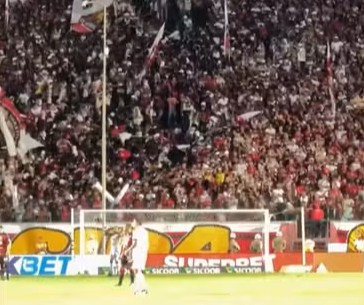 Torcedores do Vitória despencam de arquibancada durante briga generalizada no Barradão