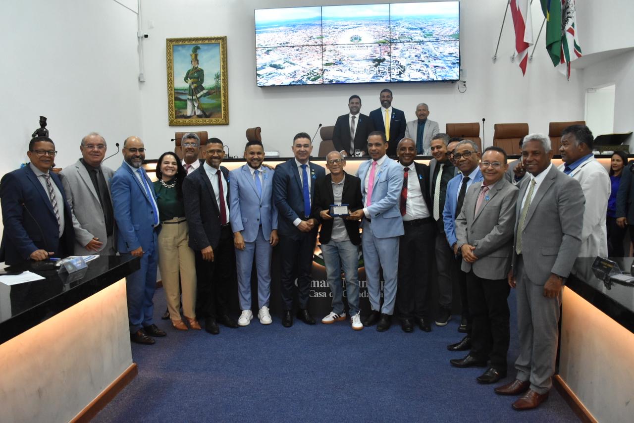 Câmara Municipal homenageia jornalista Valdomiro Silva pelos 33 anos de dedicação à comunicação legislativa 