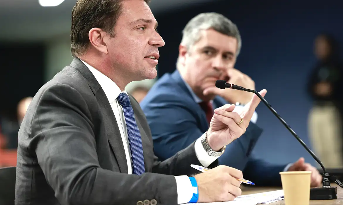 Deputado Alexandre Ramagem tem prisão decretada, após ser visto em Miami