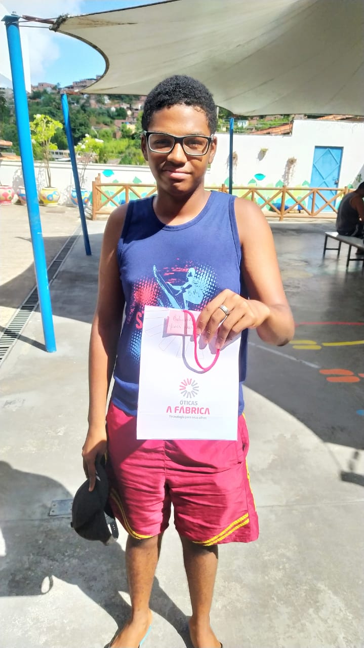 Óticas A Fábrica doa 48 óculos a alunos do Centro Educativo João Paulo II em mais uma edição de projeto social que transforma vidas