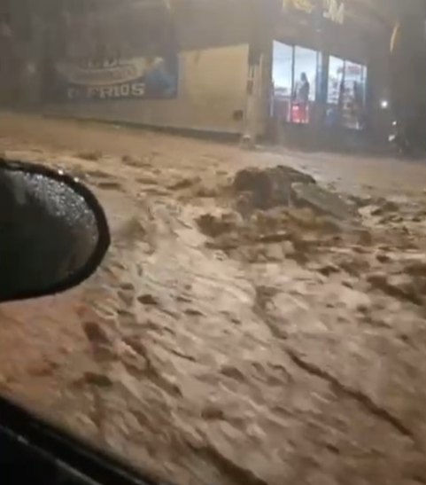 Ruas ficam alagadas e água invade casas após fortes chuvas em Araci, na Bahia