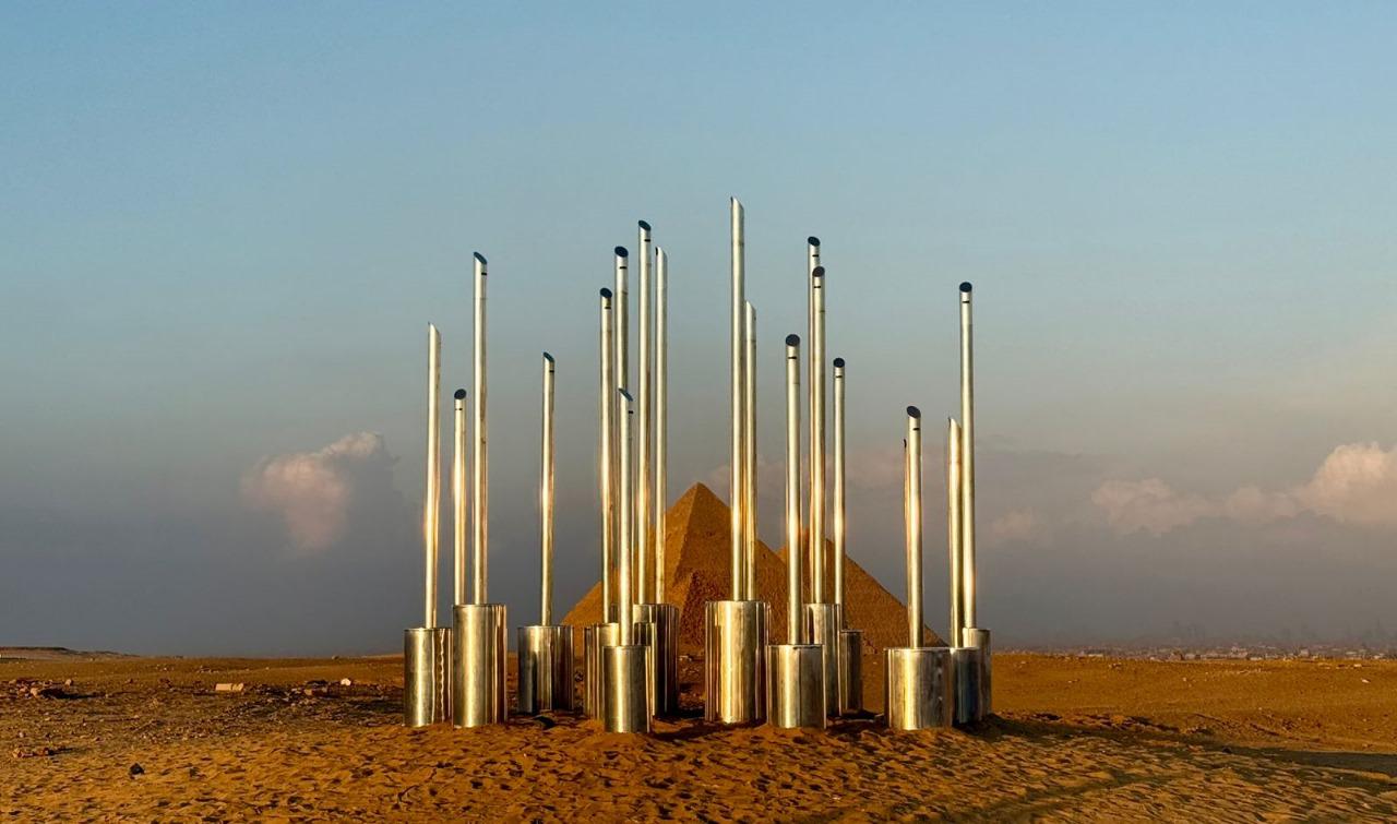 Tidelli e Ana Ferrari levam arte brasileira às Pirâmides do Egito