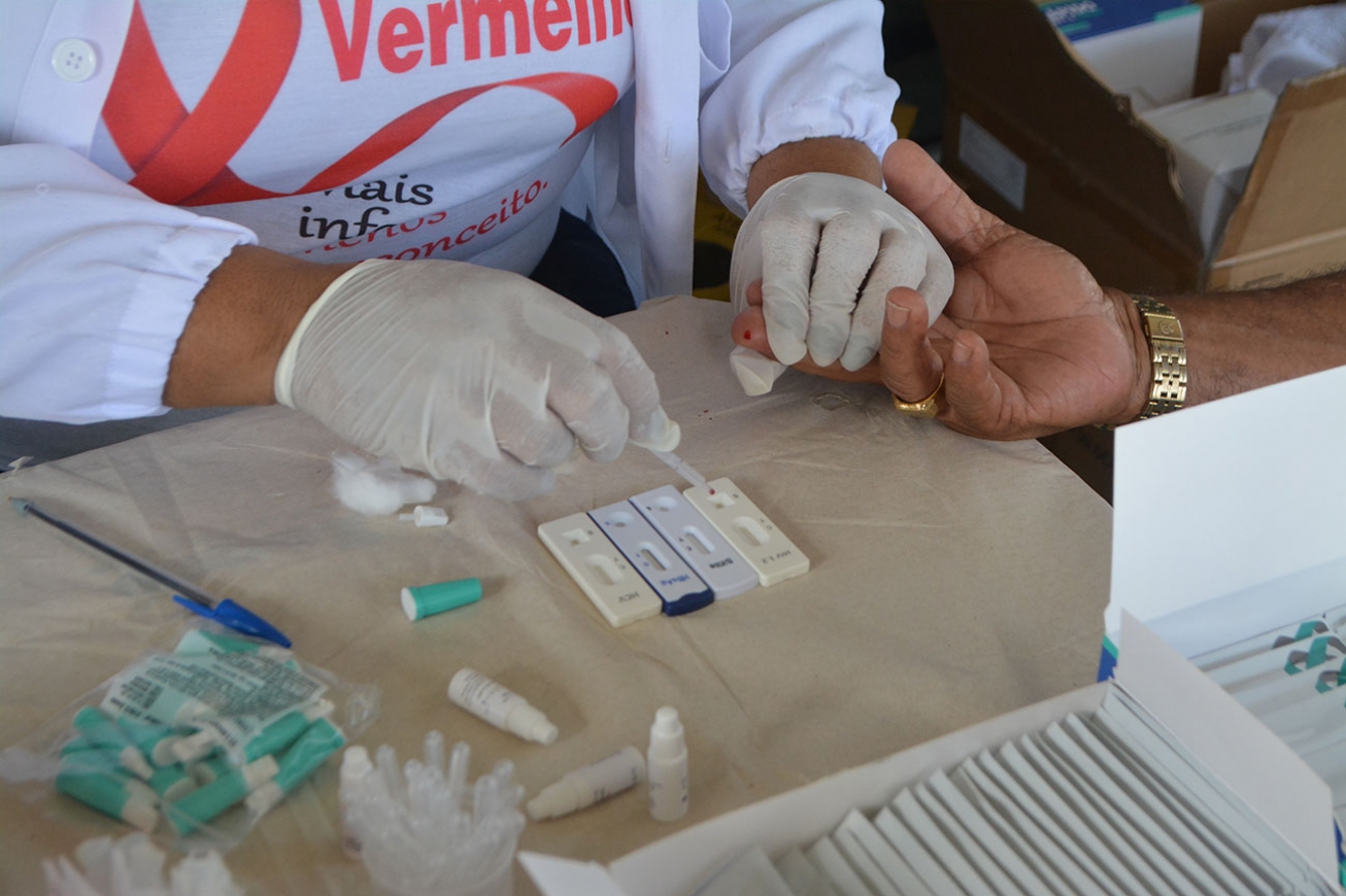 Dezembro Vermelho: unidades de saúde reforçam ações de prevenção às ISTs