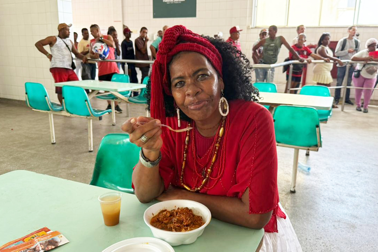 No Dia de Santa Bárbara, caruru é servido a 3 mil pessoas, no Centro de Abastecimento de FSA