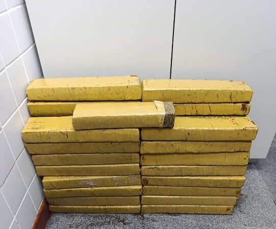 PM apreende 37 tabletes de maconha e detém duas mulheres em Feira de Santana