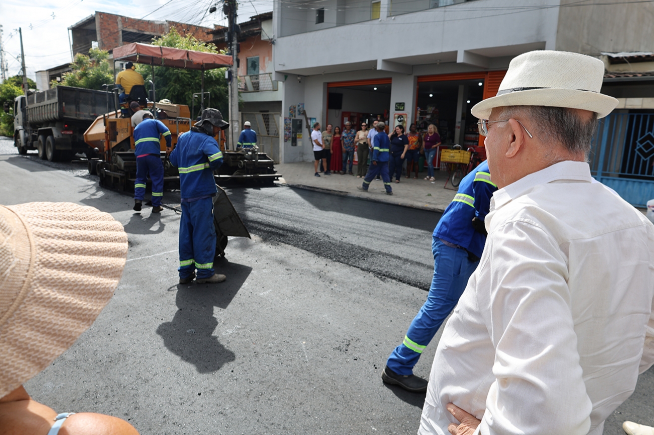 Prefeitura de Feira pavimenta mais quatro ruas do bairro Campo Limpo