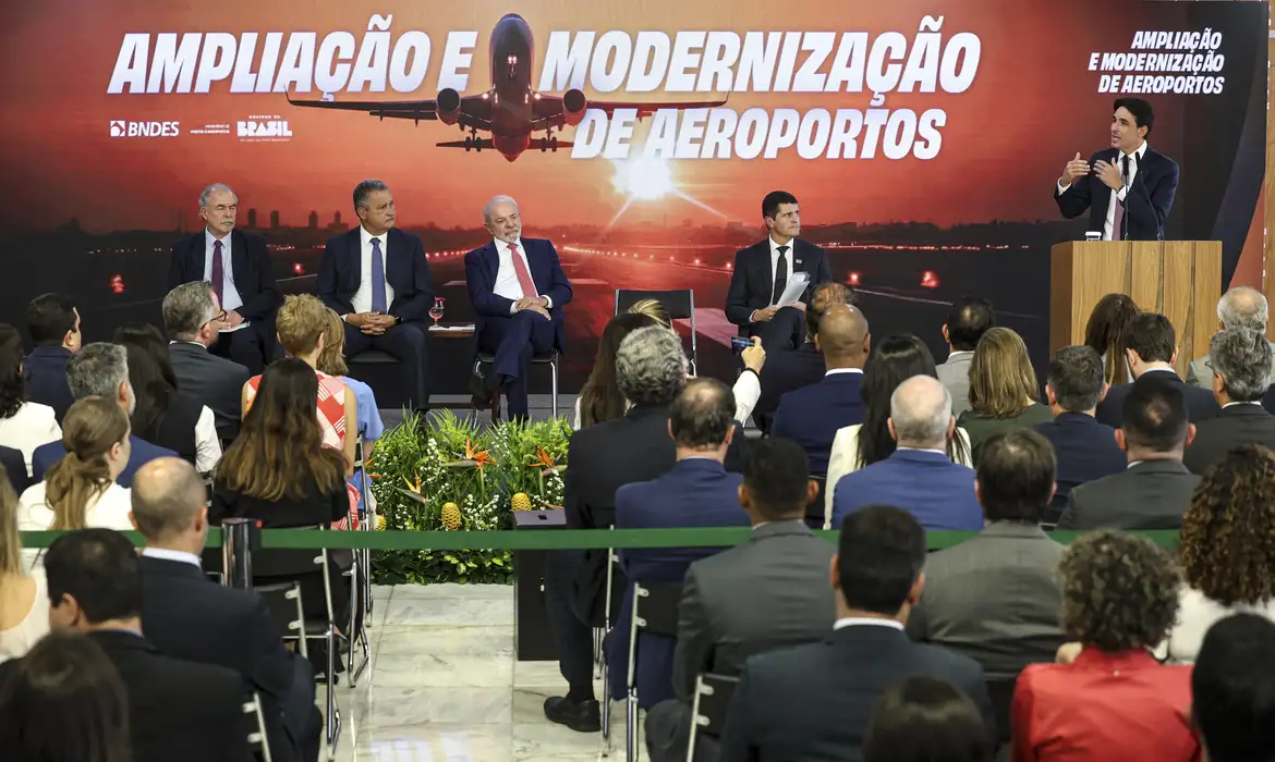Ministro diz que investimento de R$ 5,7 bi para ampliar aeroportos brasileiros é o maior da história