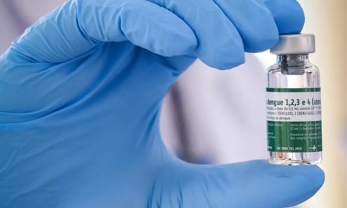 Vacina contra a dengue começa a ser aplicada em 1,2 milhão de profissionais de saúde