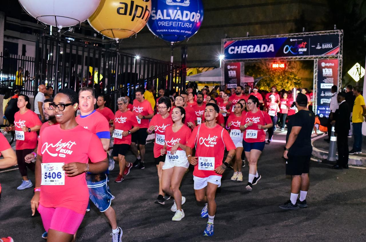 Alpha Night Run reúne atletas e público na orla da Barra e celebra esporte, saúde e confraternização