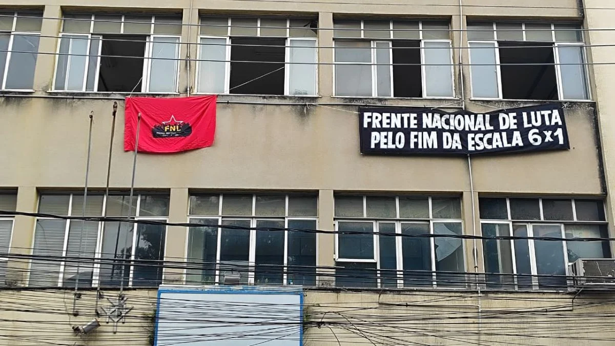 Absurdos da ocupação a prédio do INSS: 'Minha casa, minha vida' no coração do comércio? Crianças e idosos expostos em prédio abandonado  