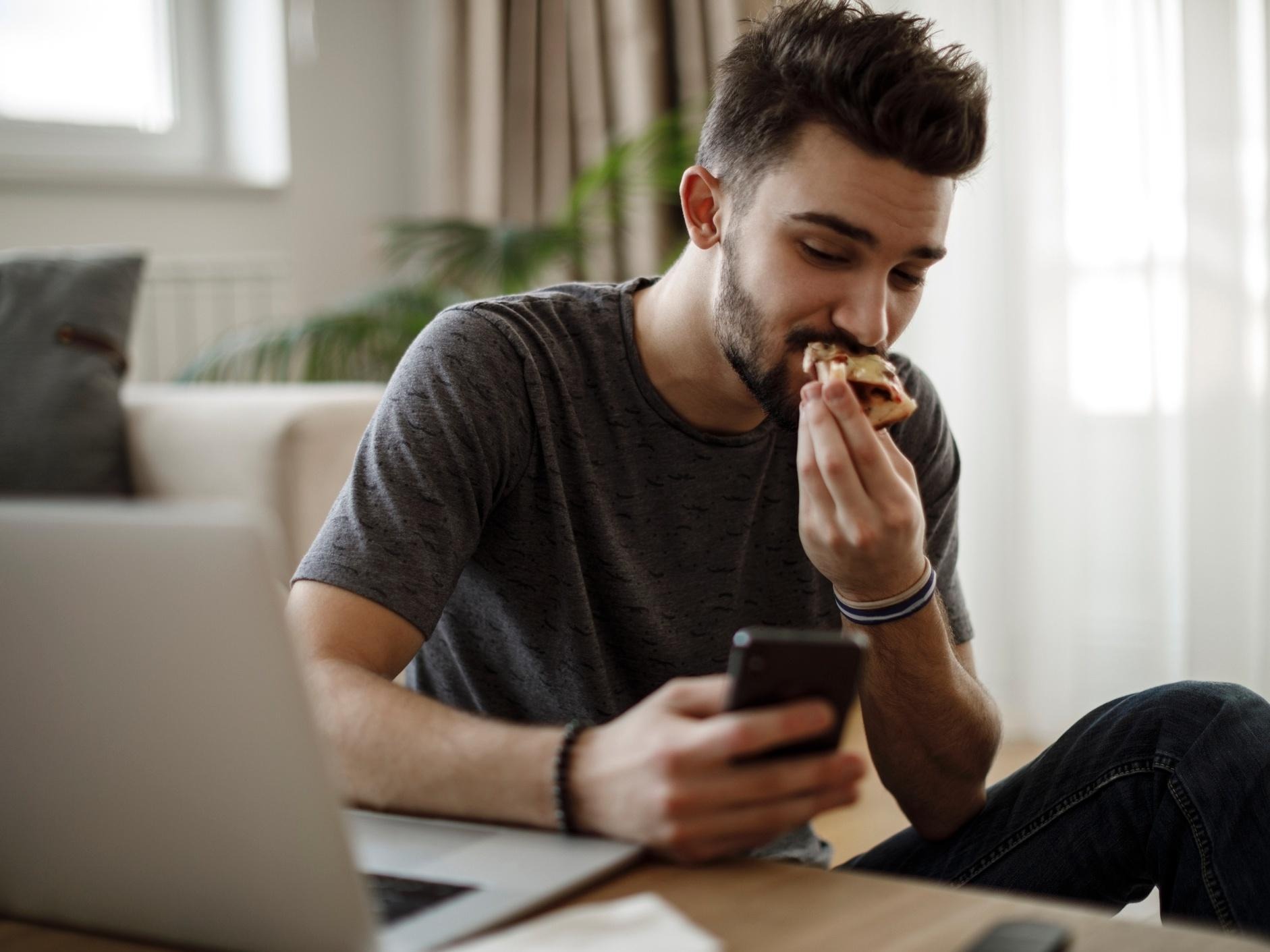 Comer no piloto automático: por que a distração está mudando nossa relação com a comida?