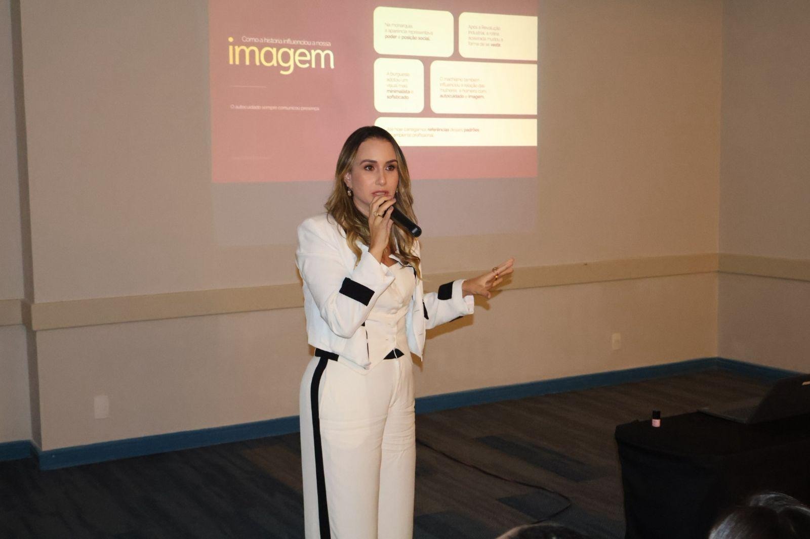 Laíz De Monteê ministra palestra para Grupo Aviva 
