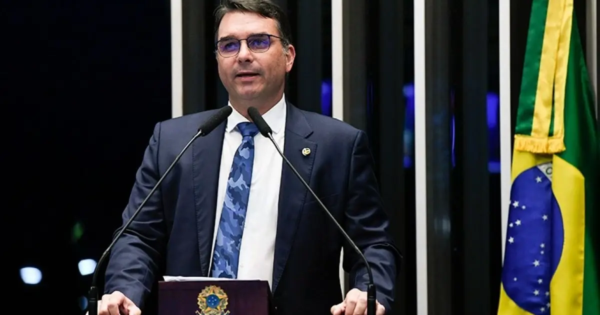 Flávio Bolsonaro nega acusações de Michelle e pede diálogo após crise política e familiar