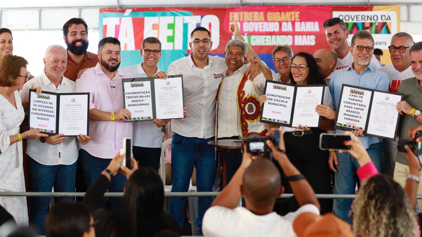 Jerônimo Rodrigues entrega obras, anuncia investimentos e recebe título de cidadão mairiense em Mairi