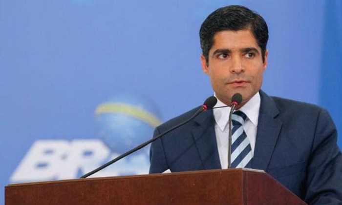 ACM Neto desiste de ser candidato e deixa oposição na chuva