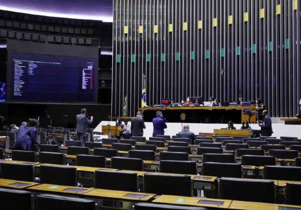 Não dá mais: redução do número de parlamentares é uma necessidade 