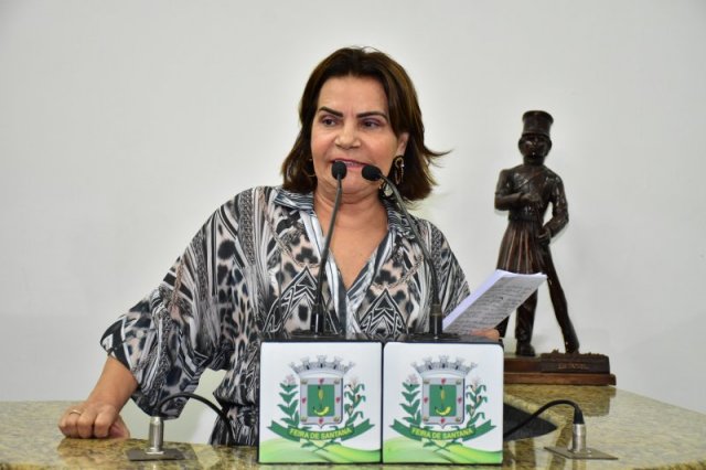 A necessidade da Presidência da Câmara esclarecer contratação de advogado por dispensa de licitação