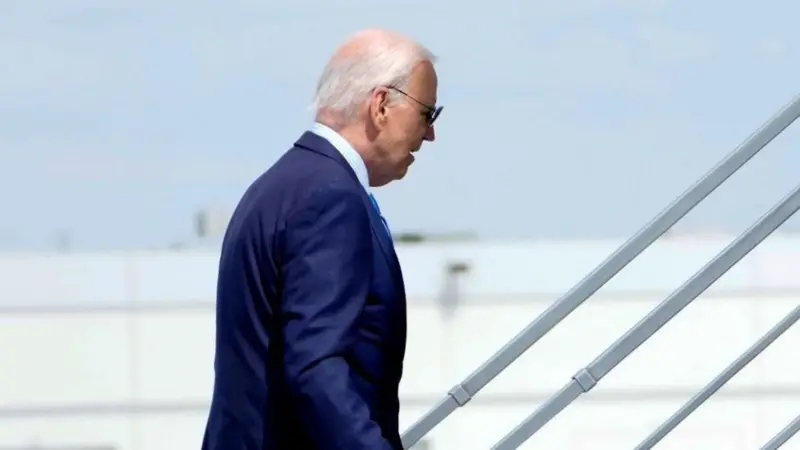 Biden desiste da reeleição