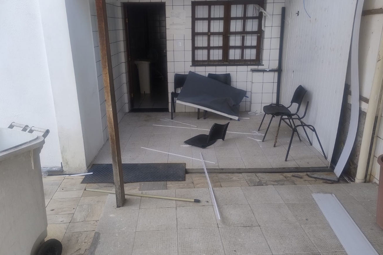 Vândalos arrombam Cadh de Feira de Santana e danificam área externa da unidade de saúde   