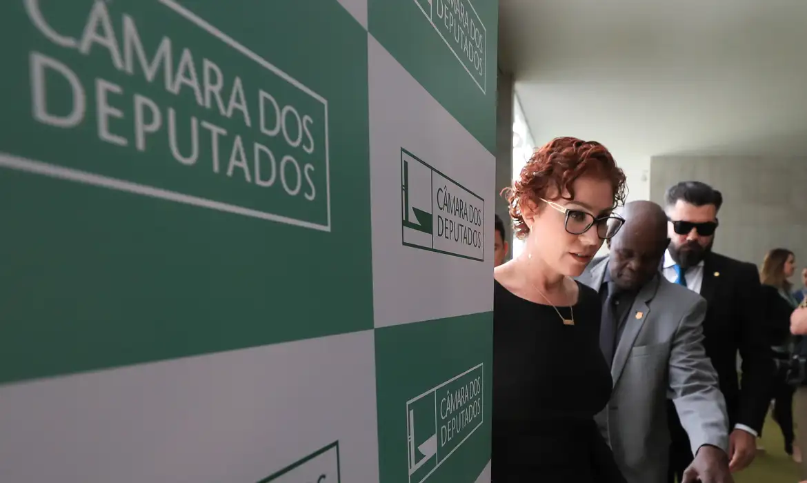 Supremo Tribunal Federal julga recurso de Carla Zambelli para anular condenação